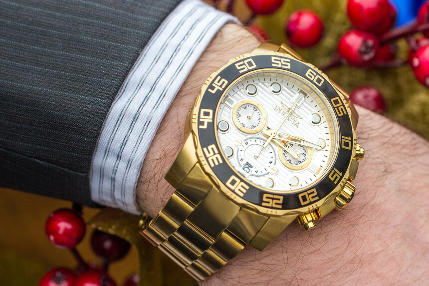 Error: con un look casual estas Invicta encajan, pero ¿con americana? Son demasiado grandes y llamativas.