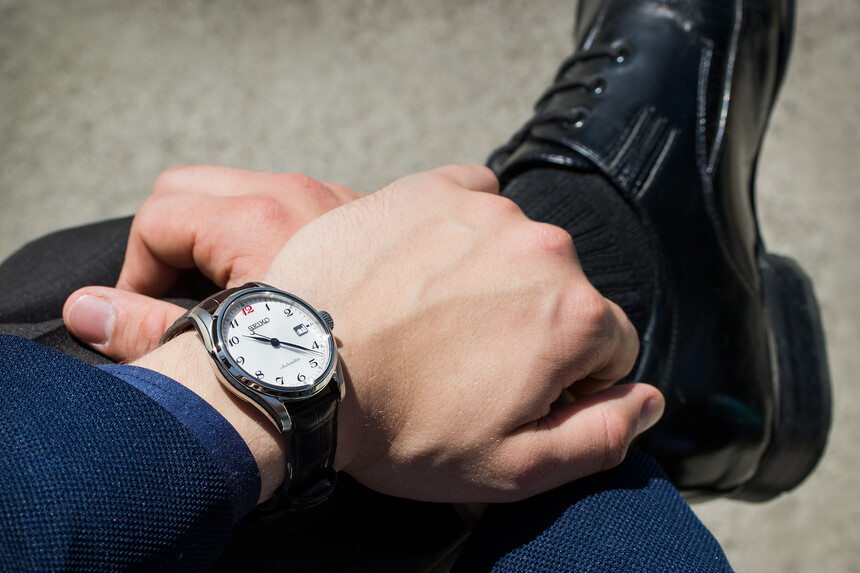 Elección perfecta: la correa negra combina con los zapatos negros.