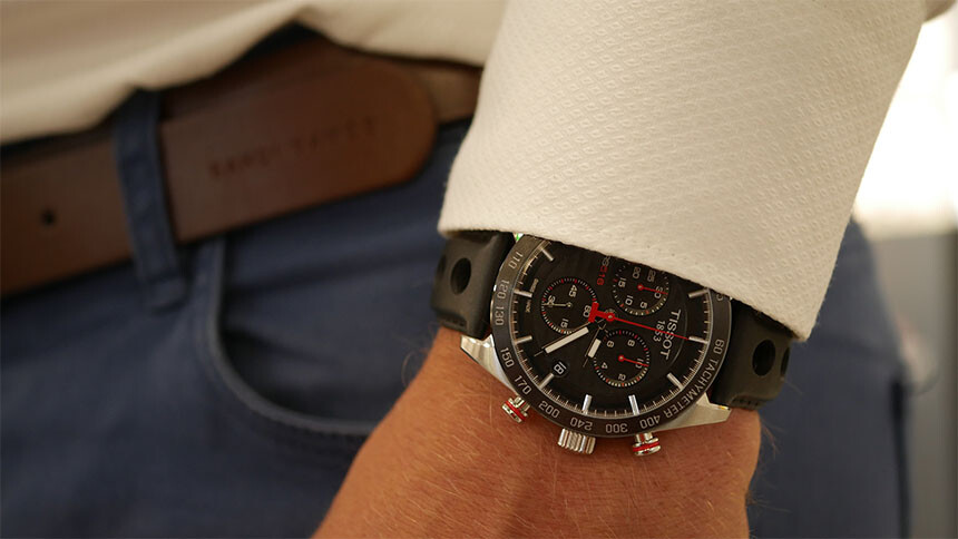 Error: el cinturón y la correa no combinan. Y ni hablar del estilo general deportivo del reloj. Eso no pasaría en una graduación.