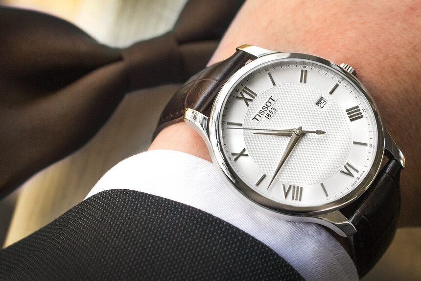 Gran elección: caja de acero y correa de cuero.