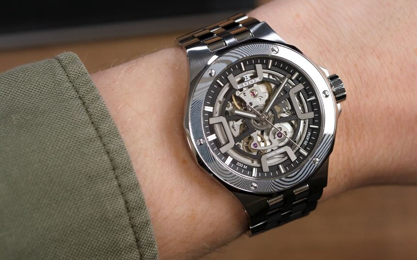 En muñeca de 17,5 cm.