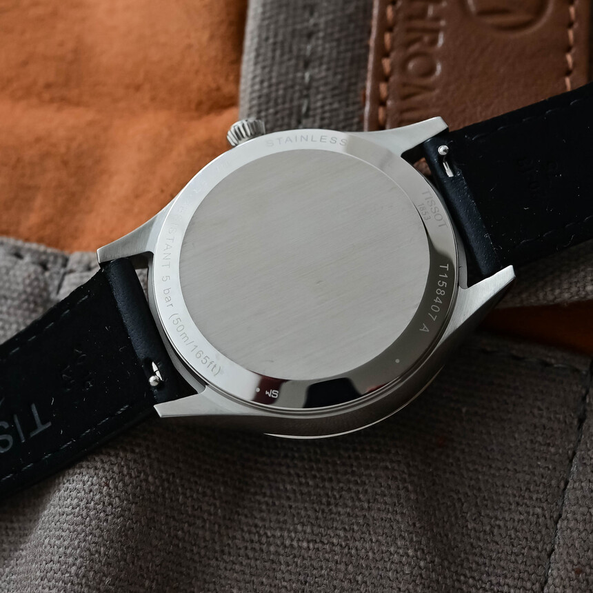 No tiene mucho sentido hablar de decoración en este calibre, por eso Tissot lo ha cubierto acertadamente con un fondo ciego que ofrece una superficie que invita al grabado personal.