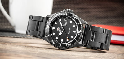 brazalete de acero inoxidable Ricardo Vacone, negro