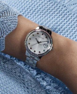 Guess Three Of Hearts GW0657L1