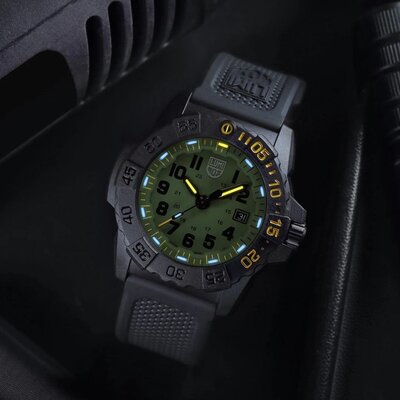Luminox Navy SEAL XS.3517.NSF.SET Foundation (+ correa de repuesto)