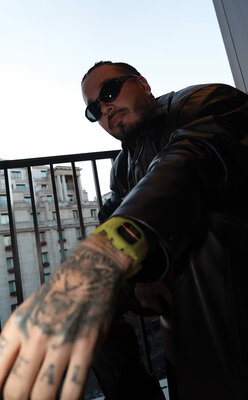 Casio G-Shock Original DWE-5600JB-1A9ER J. Balvin Collaboration (+correa y luneta de repuesto)